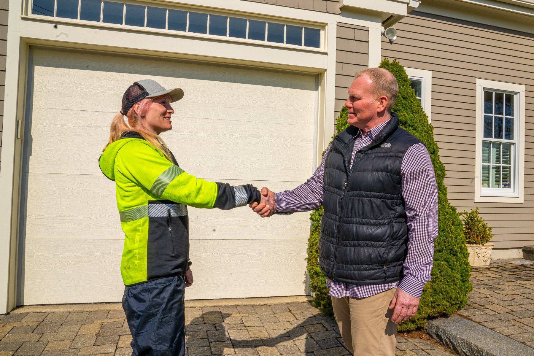 customer and tree removal technician meeting